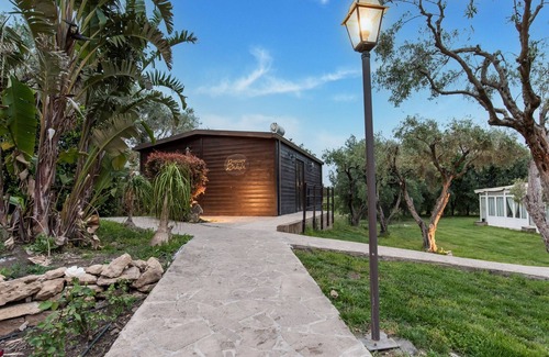 Carlentini House | Idyllic Escape with Tennis