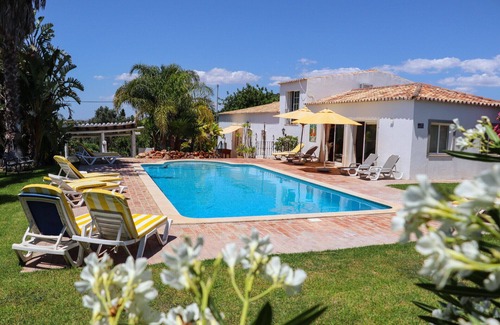 Sao Clemente Cottage | Idyllic Farm House with huge Garden for 14PAX
