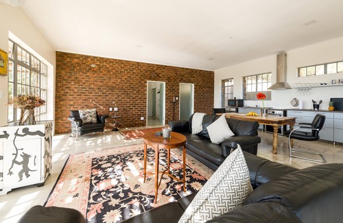 Paarl House | Idyllic holiday home in front of a majestic mountain backdrop