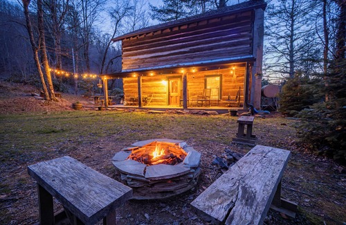 Banner Elk Cabin | Idyllic modern 1800s Log Cabin Hot Tub & Fire Pit Sugar Mountain