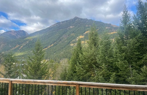 East Kootenay Cabin | Idyllic Mountain Ski Cabin