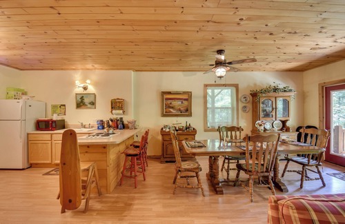 Murphy Apartment | Idyllic Murphy Hideaway w/Multi-Level Deck!