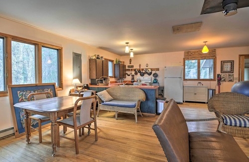 Northport Cottage | Idyllic Northport Cottage, Walk to Lakeside!