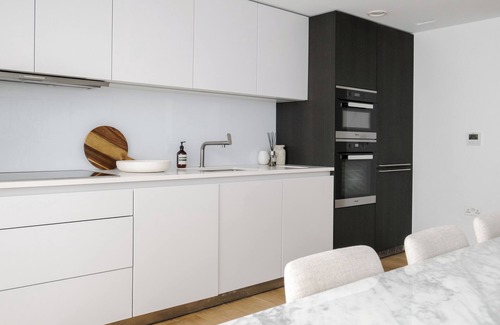 Colville House | Idyllic Notting Hill Townhouse w AC, Cinema room, Balcony and Pool table