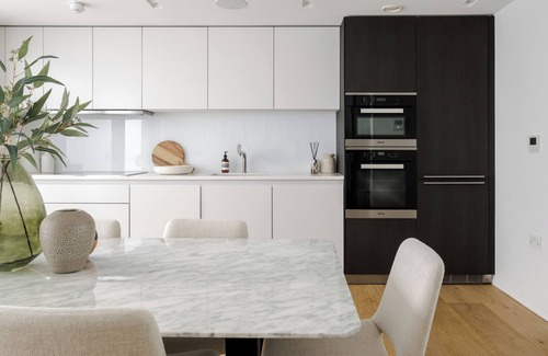 Colville House | Idyllic Notting Hill Townhouse w AC, Cinema room, Balcony and Pool table