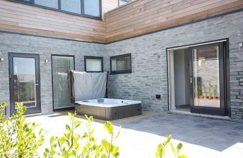 Talland House | Idyllic property with private hot tub, designed to offer every home comfort, with a contemporary fee