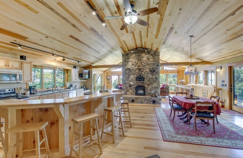Sturgeon Bay Cabin | Idyllic Sturgeon Bay Cabin w/Fire Pit + View