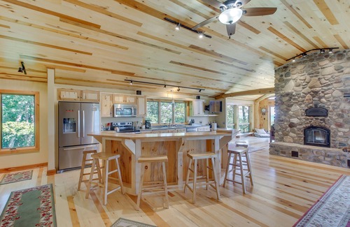 Sturgeon Bay Cabin | Idyllic Sturgeon Bay Cabin w/Fire Pit + View