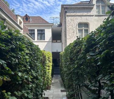 Schipperskwartier Apartment | Idyllisch 2BR app met patio