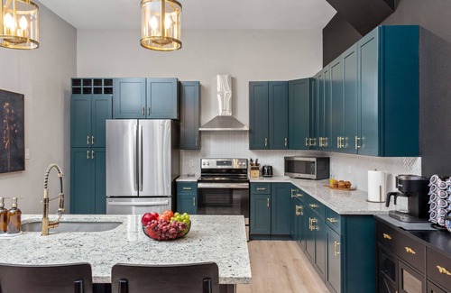 Eastside Promise Neighborhood House | IG-Worthy-Oasis: Heated Pool+Hot Tub+Fire Pit+Movie Room in Downtown.