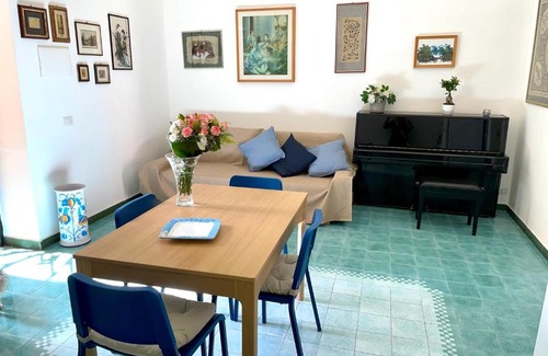 Torre Annunziata House | Il balcone sulla piazza