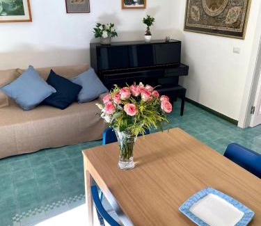 Torre Annunziata House | Il balcone sulla piazza