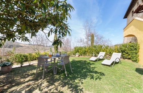 San Pietro in Bossolo Cottage | Il Melograno, Chianti apartment in farmhouse for 4 people with garden