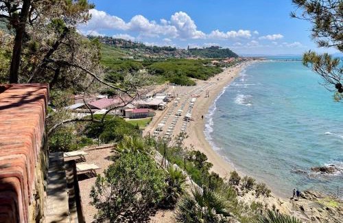Castiglione della Pescaia Apartment | Il Poggetto primo piano, 4 camere, terrazza vista mozzafiato a soli 200 m dal mare! by Alfareal