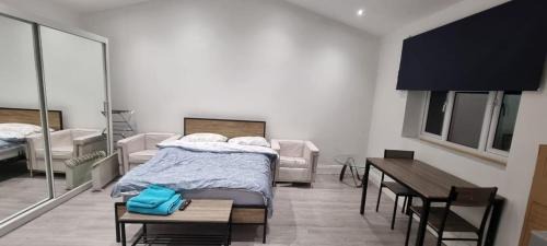 Valentines Apartment | Ilford Towncentre Large Studio