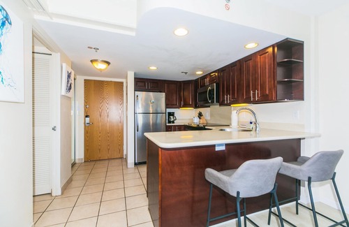 Waikiki Condo | Ilikai 1 Bedroom City Views, minutes to the Beach!