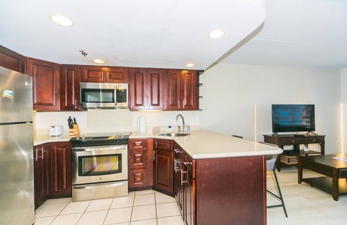 Waikiki Condo | Ilikai 1 Bedroom City Views, minutes to the Beach!