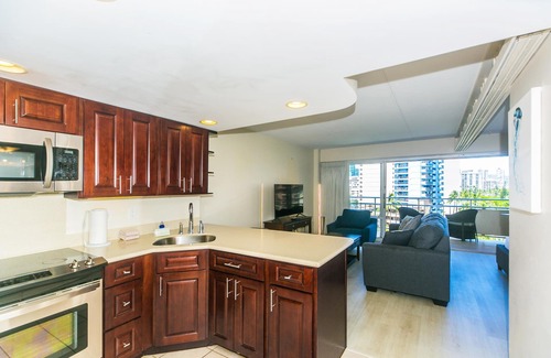 Waikiki Condo | Ilikai 1 Bedroom City Views, minutes to the Beach!