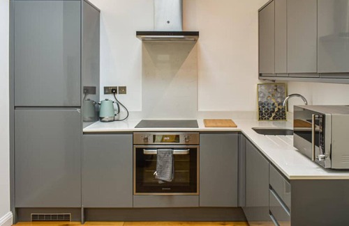 Weybridge House | Immaculate 2-bed Bungalow in Weybridge