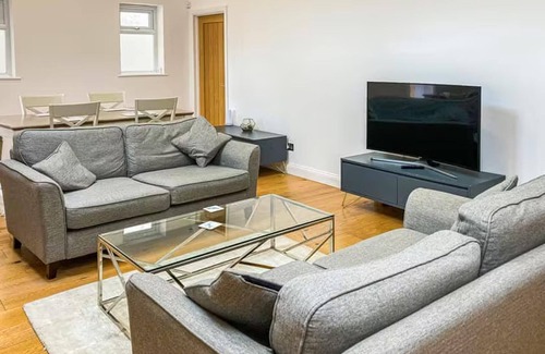 Weybridge House | Immaculate 2-bed Bungalow in Weybridge