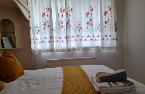 Bolton House | Immaculate 3-Bed House with free parking in Bolton