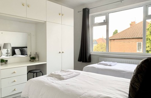 Droylsden House | Immaculate 3-Bed Travel nest unavailable