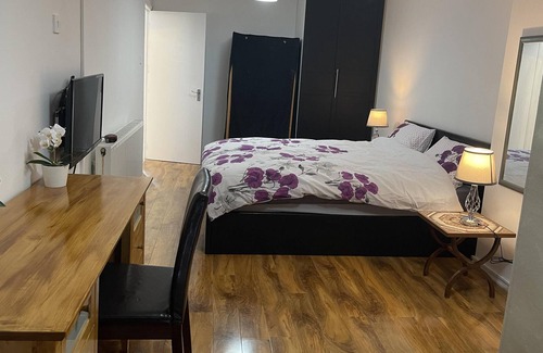 Heathrow Villages House | Immaculate 4-Bed House near Heathrow airport