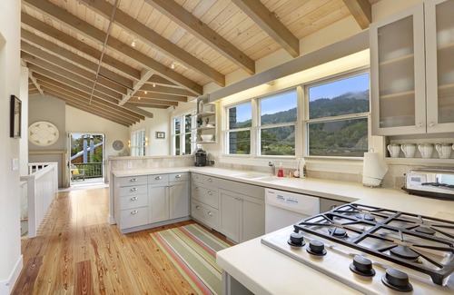 Stinson Beach House | Immaculate Beach House with Great Views Of Mt Tam