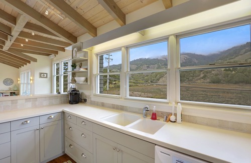 Stinson Beach House | Immaculate Beach House with Great Views Of Mt Tam