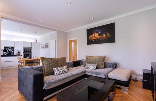 Bonnybridge House | Immaculate Family sized holiday home located 10mins from beachfront!