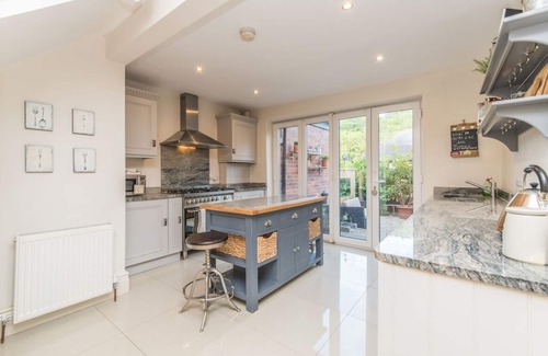 Gosforth House | Immaculate Newcastle home, close to city centre 5 mins by cab, good location.