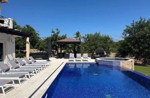Olhao Villa | Immaculate & luxurious modern Villa, Infinity Pool & Spa (sleeps 10) free Wi-fi