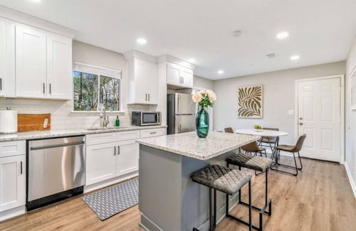 Rex House | Immaculate Pro Decor ComfyATH - Rex - 3BR - Pet Friendly - Fenced (wfield)& Fenced (wfield)