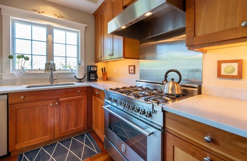 Nantucket Town House | Immaculate & Updated 4BR - steps to Town and Beach.