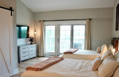 Willoughby Hills House | Immaculate13-Suite Rustic-Chic Inn with Stunning Valley Views!