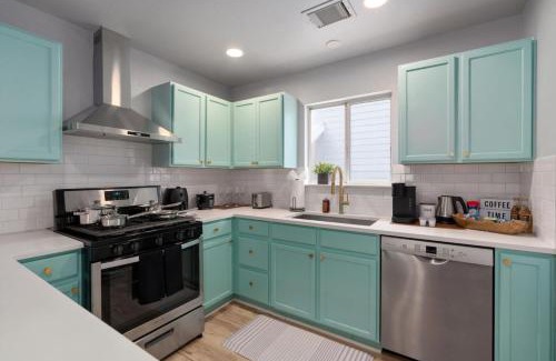 St. Johns House | Immediate Access to Highway 35 - Remodeled Haven