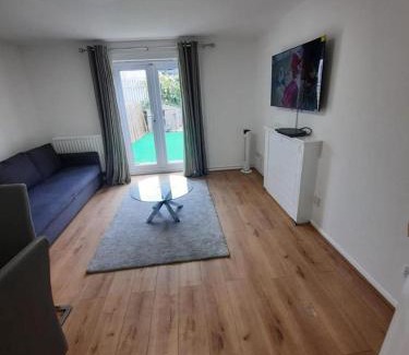 Thamesmead House | Impeccable 2-Bed House in Thamesmead London