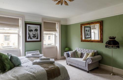 Upper Town Apartment | Impeccable 4-Bed Apartment in Bath