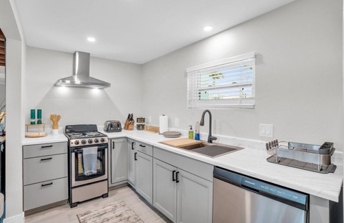 Bonita Shores Cottage | Imperial River Retreat, 1.5m to beach