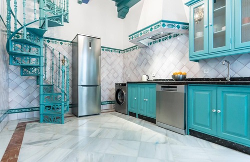 El Arenal Villa | Impressive 5 bedroom house in the city center with private pool and jacuzzi