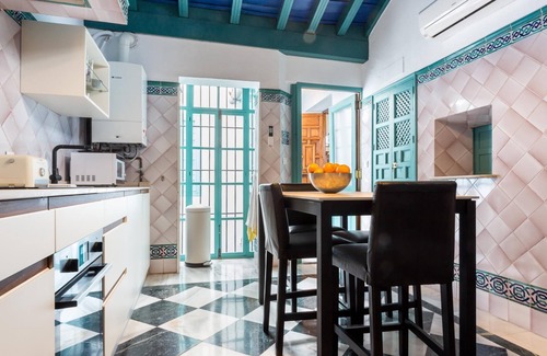 El Arenal Villa | Impressive 5 bedroom house in the city center with private pool and jacuzzi