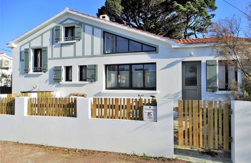 Saint-Gilles-Croix-de-Vie House | In Boisvinet, large, trendy Basque-style family home with quality features