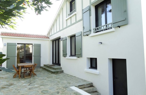 Saint-Gilles-Croix-de-Vie House | In Boisvinet, large, trendy Basque-style family home with quality features