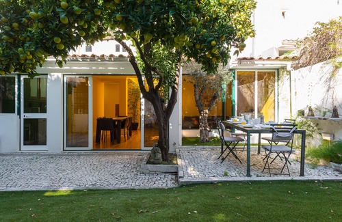 Sacramento Apartment | In Chiado quarter, the luxury of a patio and a garden in a refined cozy flat