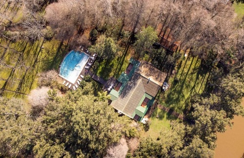 Partido de Tigre Cottage | In front of the river, in Delta de Tigre, ideal for groups of 10 to 20 people.