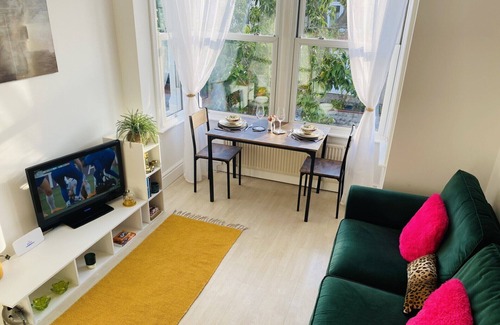 Leigh-on-Sea Apartment | In heart of Leigh on sea, full of trendy bars, restaurants & boutiques.