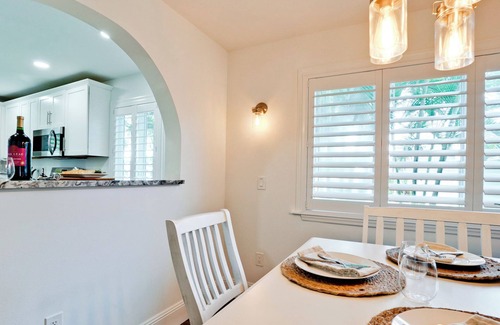 Whitfield House | In law Suite | Walking Distance to Bay | 2 King Beds
