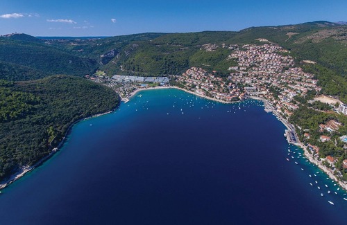 Plomin Apartment | In the bay of Plomin, surrounded by greenery and near the industrial area, are these apartments.