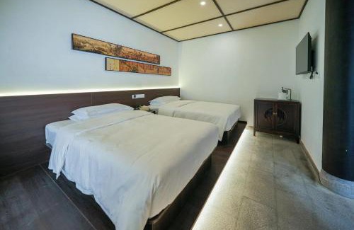 Xinzhou Bed & Breakfast | In the Clouds - Courtyard Twin Room
