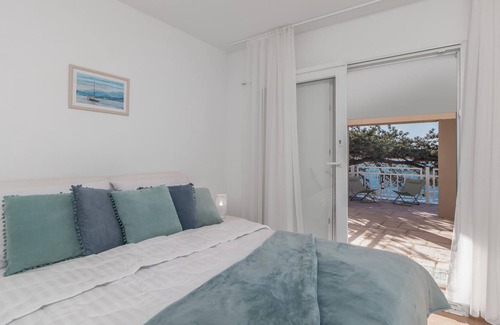 Karlobag House | In the first row to the sea and beach welcomes you this charming vacation home with maritime flair.
